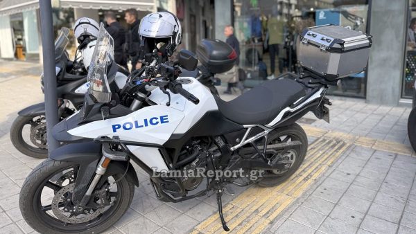 Τους έπιασαν στα πράσα να σπρώχνουν κλεμμένη μοτοσυκλέτα