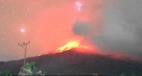 Ινδονησία: Νέα έκρηξη ηφαιστείου στη νήσο Φλόρες, το επίπεδο συναγερμού στο μέγιστο