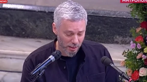 Συγκινημένος ο Αλκίνοος Ιωαννίδης στον επικήδειο για τον Σαββόπουλο: Μας πήρες παιδάκια από το πικάπ του σπιτιού και μας άνοιξες την πόρτα σε ένα περιβόλι γεμάτο τραγούδια