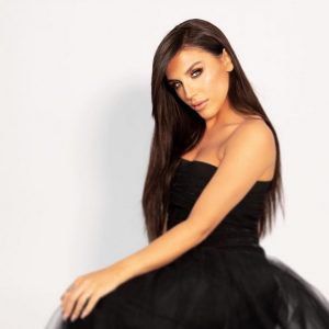 «Όσο με σέβεστε, θα σας σέβομαι» λέει η Καλλιμάνη που έβρισε πελάτη, γιατί της πέταξε λουλούδια και νερό στο πρόσωπο