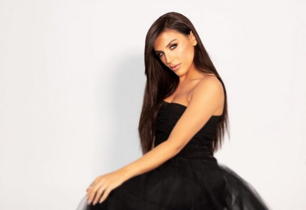 Ιουλία Καλλιμάνη: Τα «γαλλικά» σε θαμώνα που της είπε σεξιστική μαντινάδα