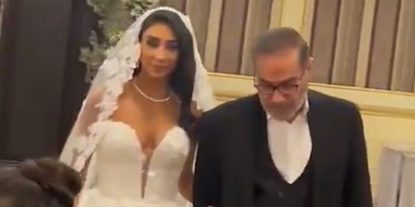 Ιράν: «Σκανδάλισαν» ο χλιδάτος γάμος και το αποκαλυπτικό νυφικό της κόρης συμβούλου του Χαμενεΐ -Έντονες αντιδράσεις