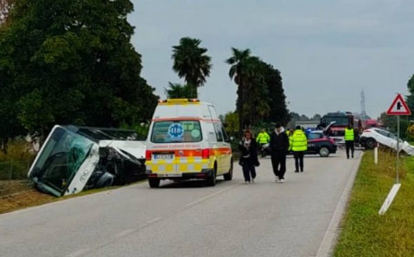 Νεκρός 85χρονος σε μετωπική με σχολικό λεωφορείο στην Ιταλία - Οδηγούσε με ληγμένο δίπλωμα