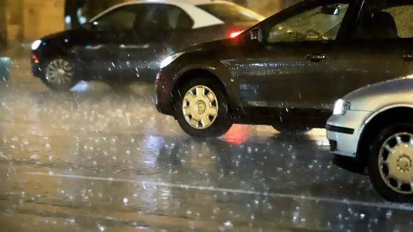 Καιρός: Άνοιξαν οι ουρανοί στην Αττική – Κυκλοφοριακά προβλήματα από την ισχυρή νεροποντή