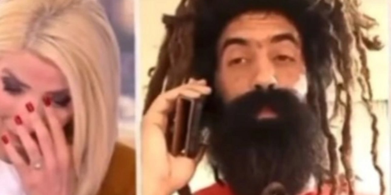 Ο cool μελισσοκόμος που έκανε την Καραμήτρου να χαμογελάσει -Viral το βίντεο