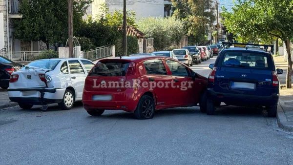 Λαμία: Διπλή καραμπόλα με τέσσερα εμπλεκόμενα αυτοκίνητα σε διασταύρωση (ΦΩΤΟ)