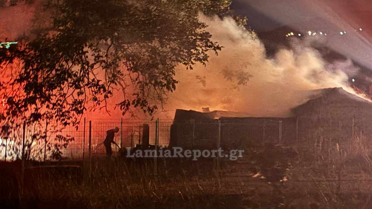 Πυρκαγιά το βράδυ σε αποθήκη στη Μακρακώμη (ΦΩΤΟ)