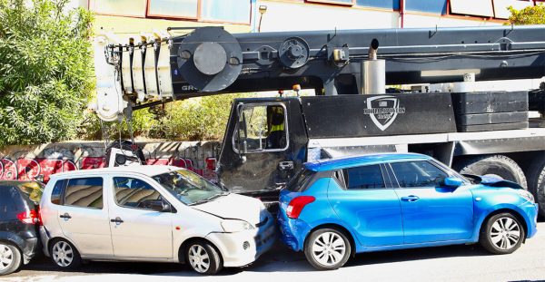 Κερατσίνι: Γερανός παρέσυρε σταθμευμένα οχήματα έξω από το Δημοτικό Κολυμβητήριο - Δείτε βίντεο και φωτογραφίες