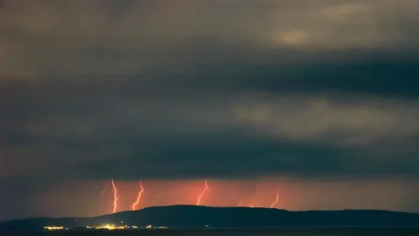 Καιρός: Από το Ιόνιο άρχισε η επέλαση της κακοκαιρίας – Μήνυμα από το 112 για ισχυρές βροχές και καταιγίδες