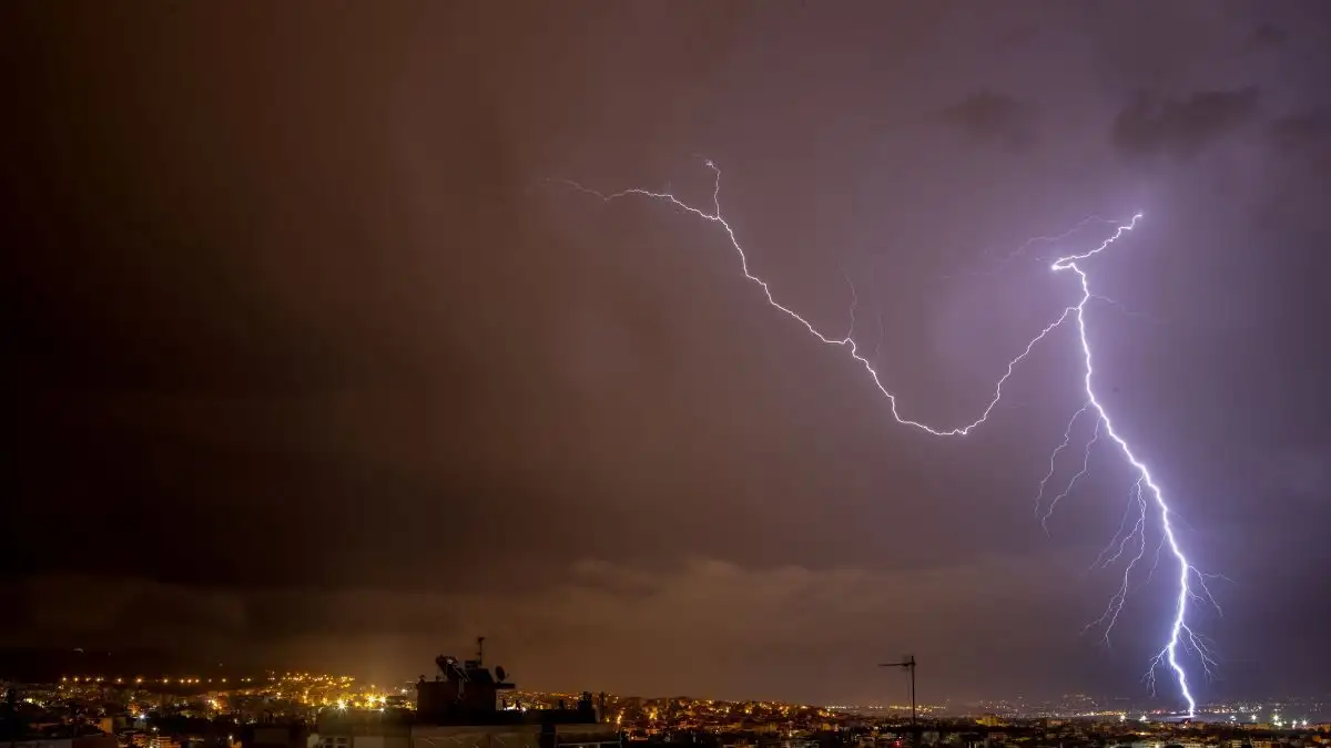 Καιρός: Νερό με το τουλούμι στα δυτικά, σε Πελοπόννησο και νησιά ανατολικού Αιγαίου – Έπεσαν πάνω από 18.000 κεραυνοί
