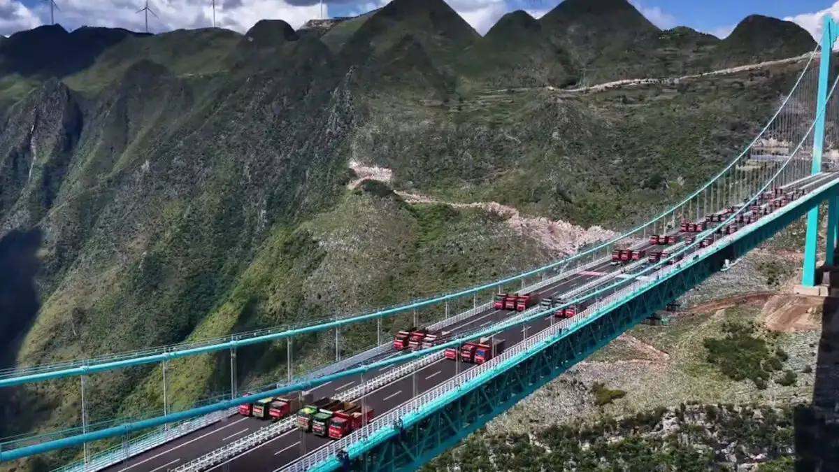 Κίνα: Bungee jumping από την ψηλότερη γέφυρα στον κόσμο – Βίντεο με βουτιά από τα 625 μέτρα