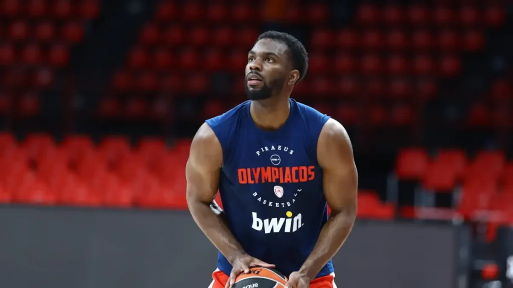 Ο Κίναν Έβανς επέστρεψε σε ματς της Euroleague και λίγο μετά αποχώρησε τραυματίας για τα αποδυτήρια του Ολυμπιακού