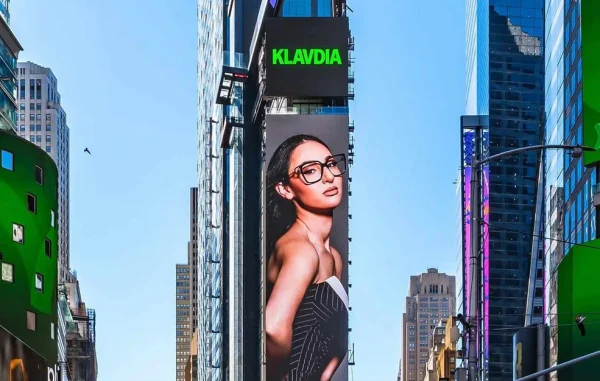 Η Klavdia κατέκτησε την Times Square: Η Ελληνίδα τραγουδίστρια στην παγκόσμια καμπάνια του Spotify