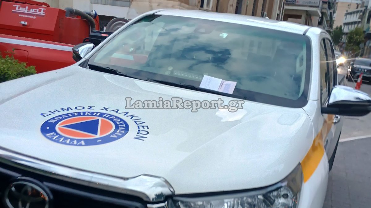 Λαμία: Όταν η «εξουσία» παρκάρει προκλητικά πάνω σε πλατείες και πεζοδρόμια δίνοντας το «καλό» παράδειγμα στους πολίτες