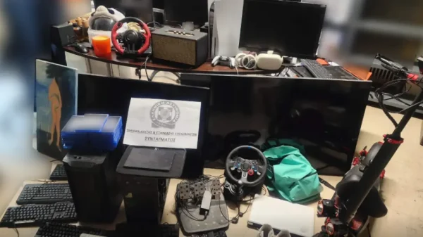 54χρονος άνοιγε καταστήματα στο Κολωνάκι - Πατίνια, ηλεκτρονικοί υπολογιστές, tablet, τηλεοράσεις και οθόνες η λεία του