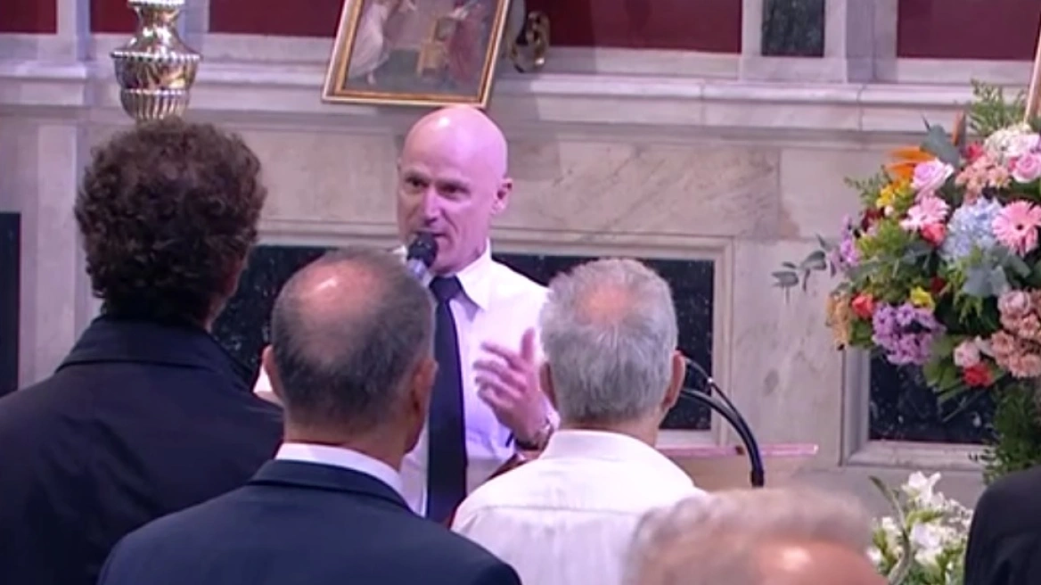 «Αυτό ήταν το μήνυμά του» - Οι συγκινητικοί επικήδειοι του γιου και του εγγονού του Διονύση Σαββόπουλου - Δείτε βίντεο