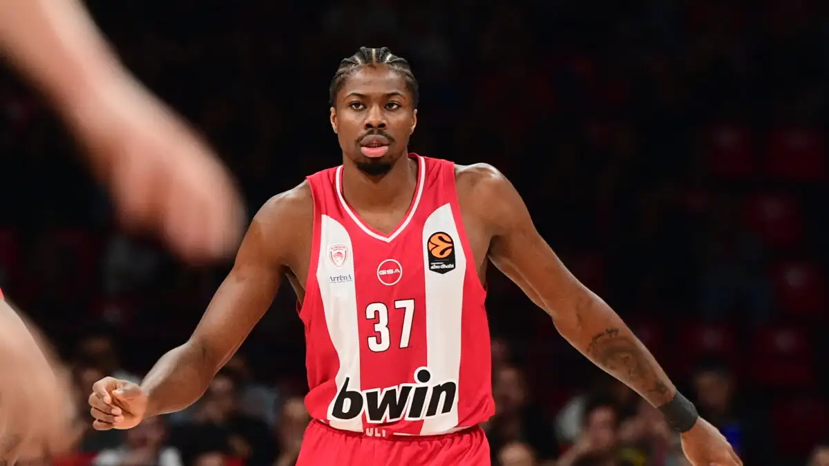 Ρεπόρτερ NBA: «Ο Κώστας Αντετοκούνμπο παίζει στον Ολυμπιακό, οπότε δεν μπορεί να πάει και αυτός στους Μπακς»