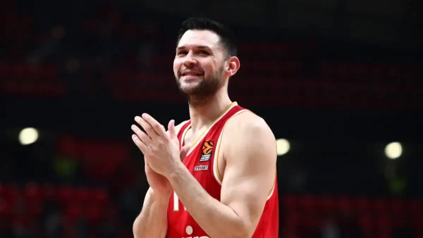 Ο Κώστας Παπανικολάου ξεπέρασε τον Γιώργο Πρίντεζη και έγινε recordman συμμετοχών στην ιστορία του Ολυμπιακού