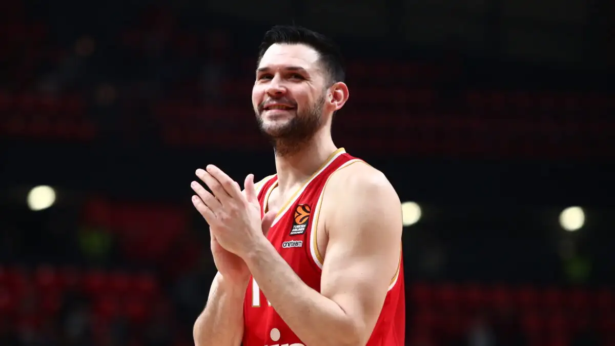 Ο Κώστας Παπανικολάου ξεπέρασε τον Γιώργο Πρίντεζη και έγινε recordman συμμετοχών στην ιστορία του Ολυμπιακού