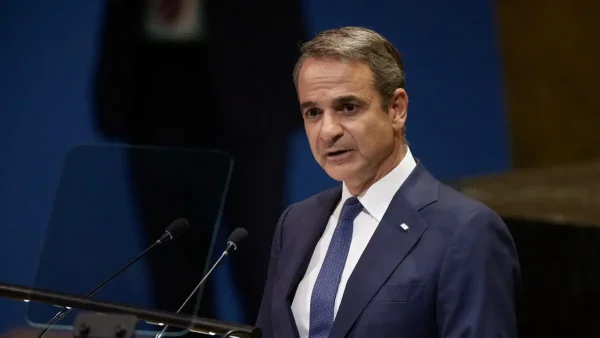 Στο Λονδίνο ο πρωθυπουργός – Πού βρισκόμαστε με τις διαπραγματεύσεις για την επιστροφή των Μαρμάρων του Παρθενώνα