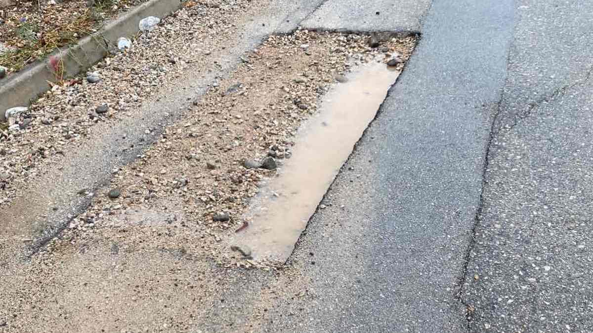 Επικίνδυνη λακκούβα στον παράδρομο της Καλυβίων - Παρατημένη από τον Δεκαπενταύγουστο