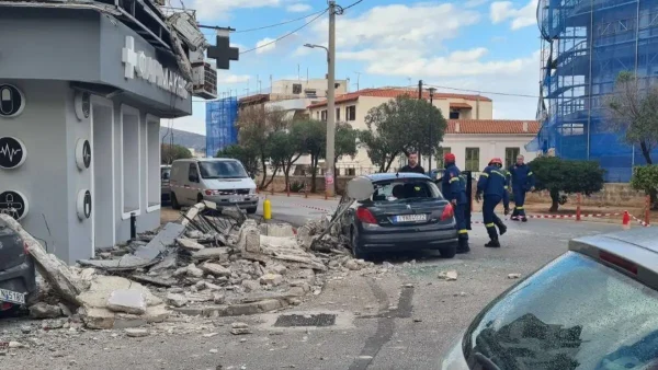 Λαύριο: Κατέρρευσε μπαλκόνι – Μία γυναίκα τραυματίστηκε, μεγάλες ζημιές σε αυτοκίνητα