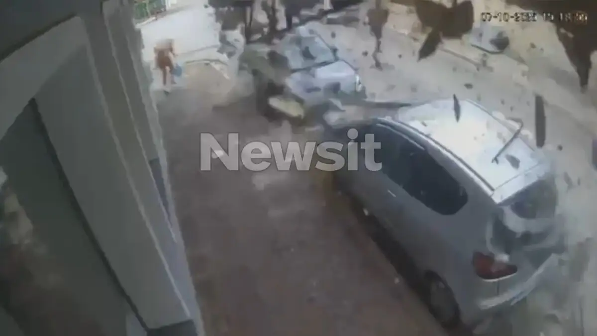 Λαύριο: Συγκλονίζουν οι δύο γυναίκες που σώθηκαν όταν κατέρρευσε το μπαλκόνι – «Άρχισα να τρέχω», «έχω χέρια και πόδια γρατζουνισμένα»