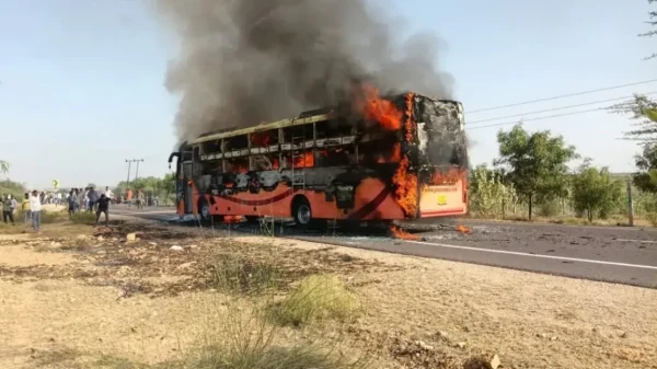 Τουλάχιστον 19 νεκροί σε λεωφορείο που έπιασε φωτιά στην Ινδία
