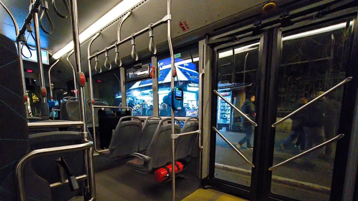 Έβγαλε τσεκούρι μέσα σε λεωφορείο στο κέντρο της Αθήνας και απειλούσε επιβάτες και οδηγό