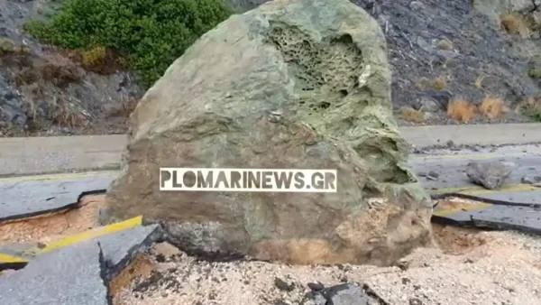 Λέσβος: Μεγάλες καταστροφές από την πτώση βράχου στον δρόμο – Δείτε βίντεο