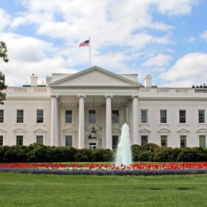 Λευκός Οίκος κατά Τζο Κεντ: Προσβλητικό και γελοίο ότι ο Τραμπ πιέστηκε από το Ισραήλ για το Ιράν