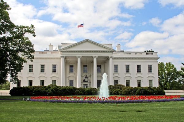 Λευκός Οίκος κατά Τζο Κεντ: Προσβλητικό και γελοίο ότι ο Τραμπ πιέστηκε από το Ισραήλ για το Ιράν