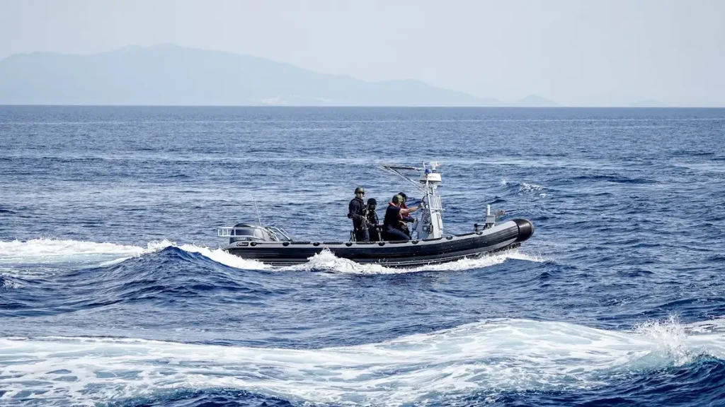 Ένας νεκρός και τέσσερις αγνοούμενοι μετανάστες στη Σάμο, άλλοι 26 εντοπίστηκαν στην ξηρά