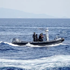 Ένας νεκρός και τέσσερις αγνοούμενοι μετανάστες στη Σάμο, άλλοι 26 εντοπίστηκαν στην ξηρά