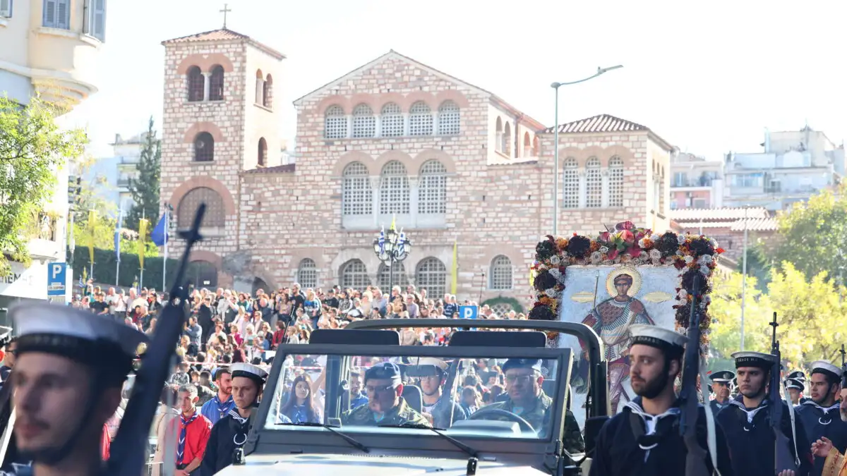 Η Θεσσαλονίκη γιορτάζει τον Άγιο Δημήτριο: Πλήθος κόσμου στη λιτανεία της εικόνας – Δείτε φωτογραφίες