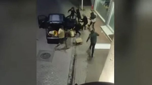 Εικόνες από ληστεία κουκουλοφόρων σε μίνι μάρκετ στα Οινόφυτα