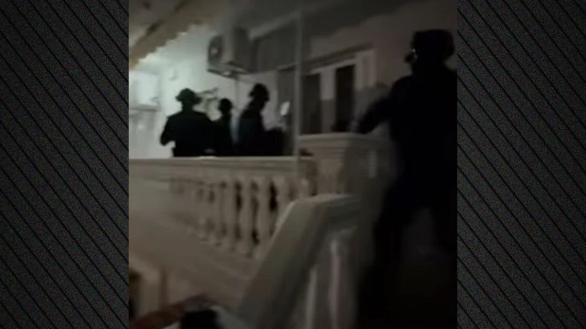 Η στιγμή που αστυνομικοί εισβάλουν σε σπίτι σπείρας που εξαπατούσε ηλικιωμένους - Η λεία της ξεπερνά τα 2 εκατ. ευρώ