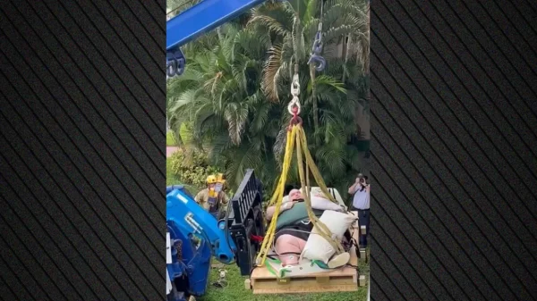 Υπέρβαρος άνδρας 272 κιλών «ρυμουλκείται» με γερανό από το σπίτι του στη Φλόριντα - Δείτε βίντεο