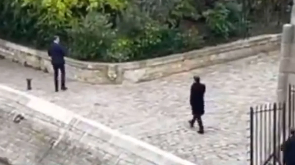 Μας πήρε το ποτάμι: Σε αδιέξοδο ο Μακρόν, βγήκε βόλτα στον Σηκουάνα μετά την παραίτηση Λεκορνί - Δείτε βίντεο