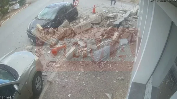 Λαύριο: Συγκλονιστικό βίντεο από τη στιγμή της κατάρρευσης μπαλκονιού - Γυναίκα έτρεξε και σώθηκε από θαύμα