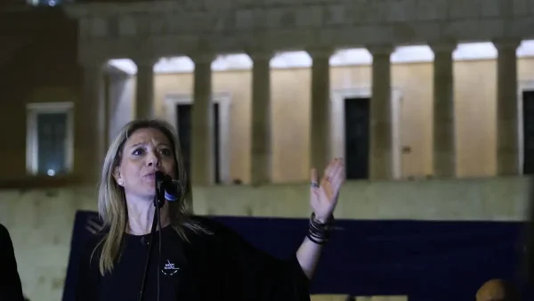 Καρυστιανού για Άγνωστο Στρατιώτη: Tο μνημείο παραδίδεται στα περιστέρια και στα κινητά των τουριστών – Θα γράψουμε τα ονόματα των παιδιών μας με το αίμα μας