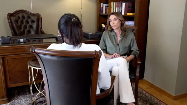 «Σπάει» τη σιωπή της η γυναίκα του αστυνομικού της Βουλής για τους βιασμούς και τους βασανισμούς της ίδιας και των παιδιών της