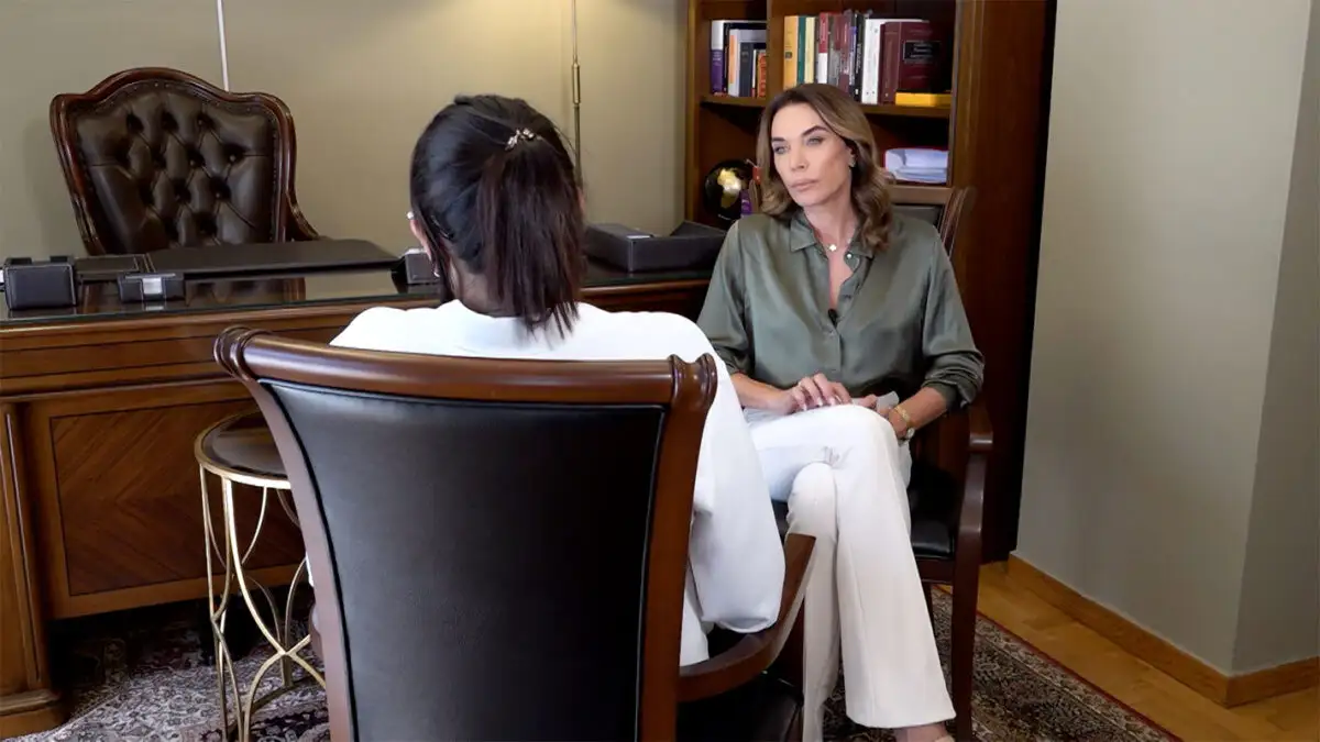 «Σπάει» τη σιωπή της η γυναίκα του αστυνομικού της Βουλής για τους βιασμούς και τους βασανισμούς της ίδιας και των παιδιών της