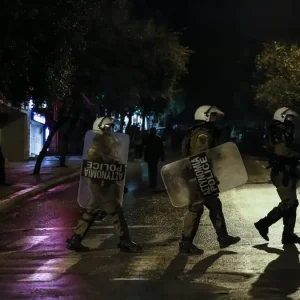 Επίθεση με μολότοφ κατά διμοιρίας των ΜΑΤ στα Εξάρχεια