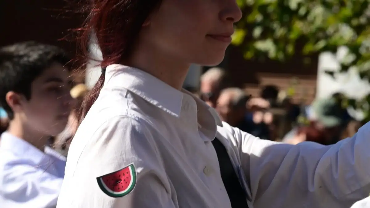 Μαθήτρια στην παρέλαση για την 28η Οκτωβρίου στην Αθήνα εμφανίστηκε με καρπουζάκι υπέρ της Παλαιστίνης