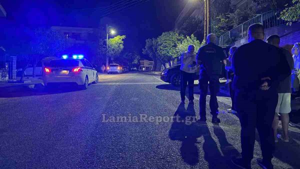 Τροχαίο με μηχανάκι και ΙΧ το βράδυ στη Λαμία - Τραυματίστηκε ο οδηγός του δικύκλου ΦΩΤΟ)