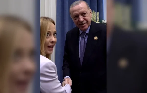 Η Ιταλίδα πρωθυπουργός θα «σκότωνε κάποιον» αν την ανάγκαζαν να κόψει το κάπνισμα – Ο διάλογος Μελόνι-Ερντογάν και τα γέλια Μακρόν-Στάρμερ