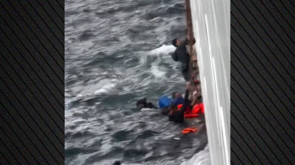 Η στιγμή που επιβάτες κρουαζιερόπλοιου σώζουν μετανάστες στη Μεσόγειο – Πάλευαν με τα κύματα για να ανέβουν στο πλοίο