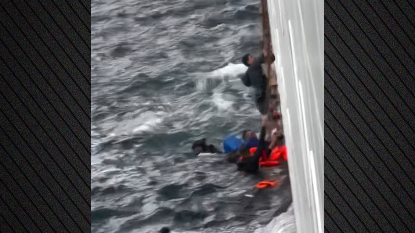 Η στιγμή που επιβάτες κρουαζιερόπλοιου σώζουν μετανάστες στη Μεσόγειο – Πάλευαν με τα κύματα για να ανέβουν στο πλοίο