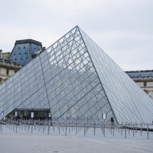 Διαρροή νερού στο Λούβρο «έπνιξε» 400 σπάνια βιβλία στο Τμήμα Αιγυπτιακών Αρχαιοτήτων